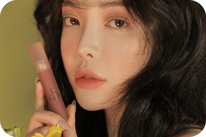 口红卷发女