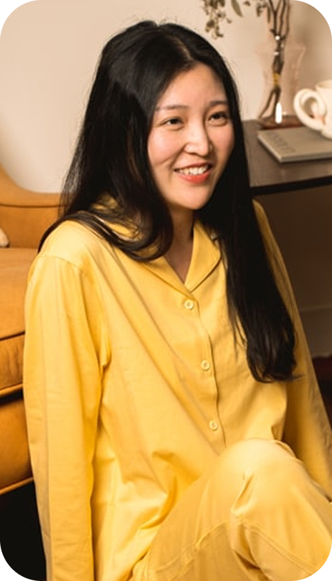 黄色睡衣女